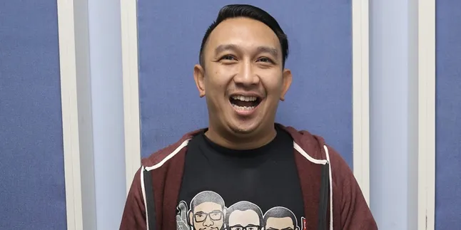 Augie Fantinus Belajar Gendong Anak Pakai Boneka Augie Fantinus Belajar Gendong Anak Pakai Boneka