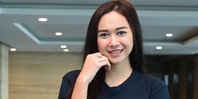 Aura Kasih Masak Sahur di Dapur Rumah Baim Wong, Lagi PDKT?