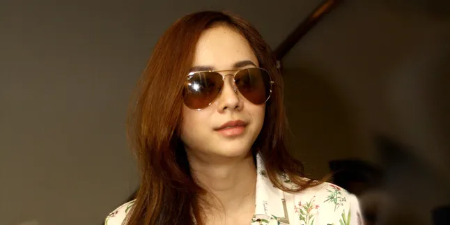 Aura Kasih Nangis-Nangis Disebut Sebagai Istri Simpanan Pejabat