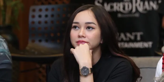 Aura Kasih Ngaku Rumahnya Berhantu, Sampai Anjingnya Pernah Hilang!