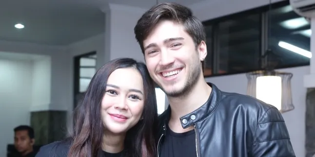 Aura Kasih Sebut Eryck Amaral Sudah Pernah Menikah dan Punya Anak Aura Kasih Sebut Eryck Amaral Sudah Pernah Menikah dan Punya Anak