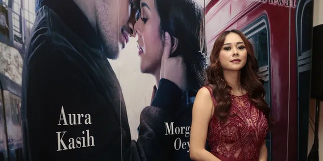 Aura Kasih Tampil Memukau Dalam Balutan Dress Merah Maroon, Siap-Siap Terpana!