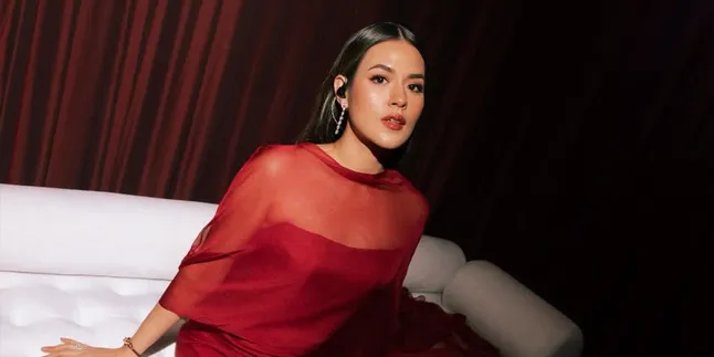 Aura Stunning Raisa in a Red Dress, Radiates Strong Confidence
