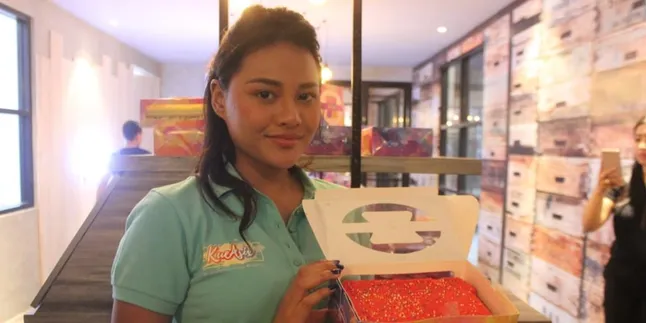 Aurel Antara Entertainment, Bisnis Kue dan Kuliah