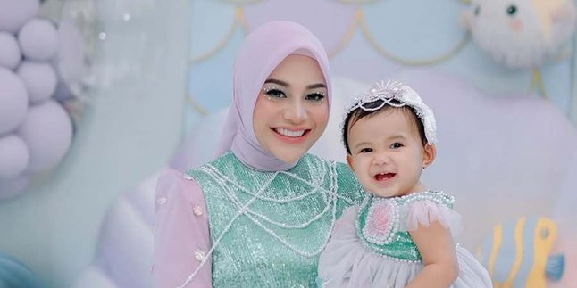 Aurel Hermansyah Tells That Ameena Is Starting to Like Makeup, Azura Says Her First Word 'Mama'