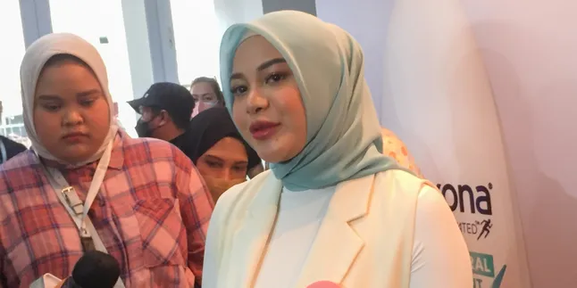 Aurel Hermansyah Izinkan Ameena Jalani Tradisi Pukul Lele Bersama Krisdayanti dan Raul Lemos