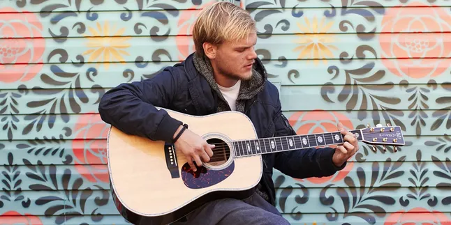 Avicii Terima Penghargaan di Stockholm Yang Diwakili Ayahnya Avicii Terima Penghargaan di Stockholm Yang Diwakili Ayahnya