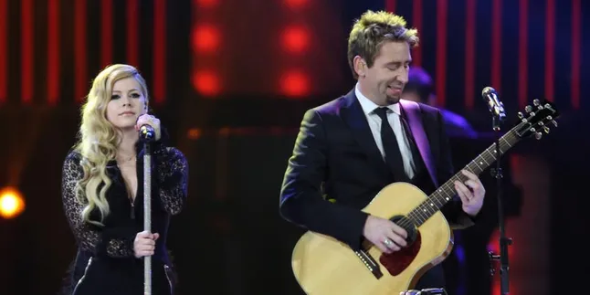 Avril Lavigne Senang Bisa Bantu Suami Saat Tur