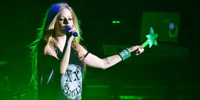 Avril Lavigne Tak Mau Lagi Disebut Gadis 'Gila'