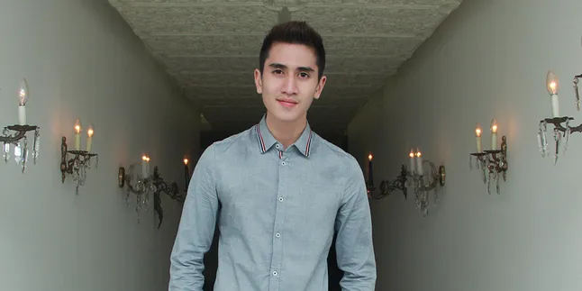 Aw, Gantengnya! Ini Gaya Verrel Bramasta Saat Liburan