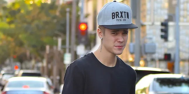 Aw, Justin Bieber Turunkan Celana Dalamnya!