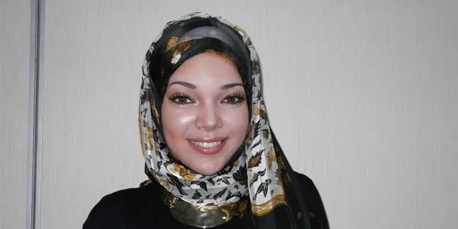 Awalnya Dewi Sandra Menangis Saat Mulai Memakai Hijab Awalnya Dewi Sandra Menangis Saat Mulai Memakai Hijab