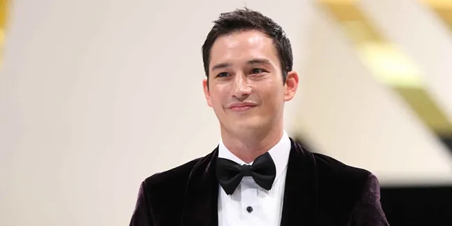 Awalnya Iseng, Mike Lewis Akui Kalah Tampan Dari Anak Dalam Foto