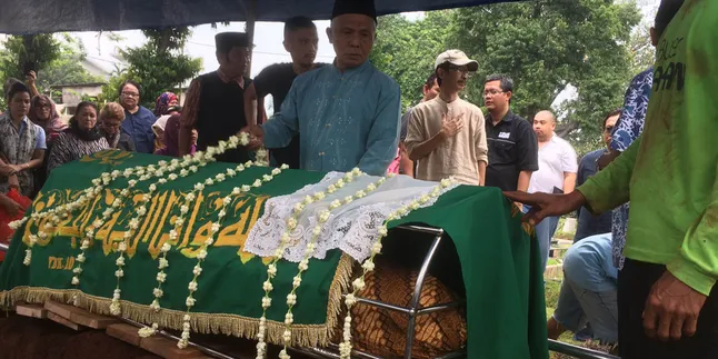 Awan Mendung Warnai Pemakaman January Christy