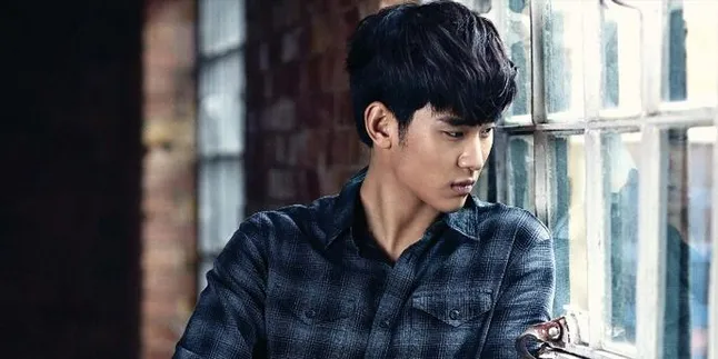 Awas Mematikan! Kim Soo Hyun Berikan Senyum Killer Miliknya