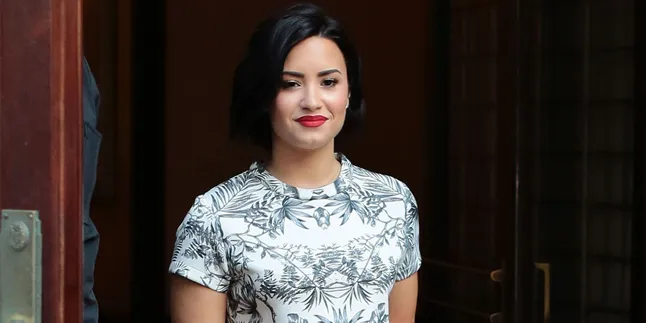 Awas! Pose Topless Demi Lovato Ini Bikin Imajinasimu Makin Liar Awas! Pose Topless Demi Lovato Ini Bikin Imajinasimu Makin Liar