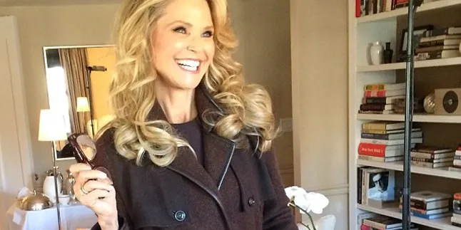 Awet Muda, Christie Brinkley Pose Sexy di Majalah Awet Muda, Christie Brinkley Pose Sexy di Majalah