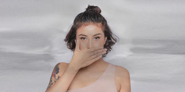 Awkarin Kirim Pesan Sekaligus Jari Tengah untuk Buzzer yang Sebarkan Isu 'Klepon Tidak Islami' Awkarin Kirim Pesan Sekaligus Jari Tengah untuk Buzzer yang Sebarkan Isu 'Klepon Tidak Islami'