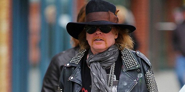 Axl Rose Kepergok Jalan-Jalan Pakai Tongkat