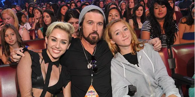 Ayah Miley Cyrus Pun 'Kutuk' Penampilan Putrinya di MTV VMA