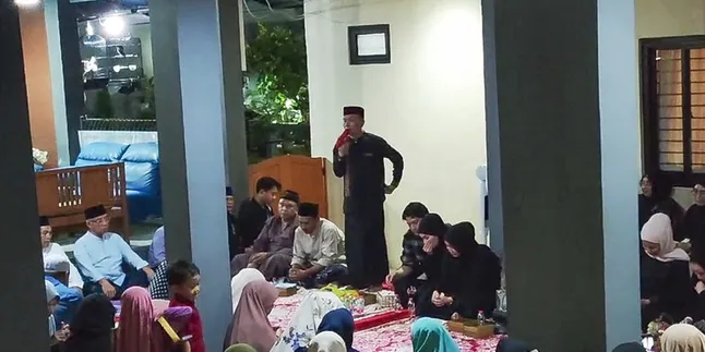 Ayah Ojak Menangis dalam Acara Tahlilan Hari Ketujuh Atas Meninggalnya Cucu Tercinta