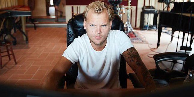 Ayah Tiri Avicii Dikabarkan Salahkan Manajer Atas Kematian Sang DJ