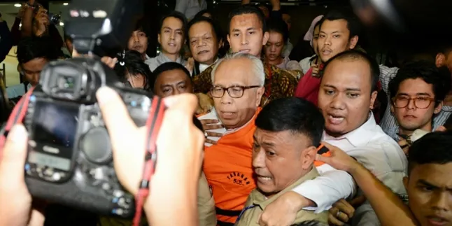 Ayah Velove Vexia, OC Kaligis Ditangkap KPK Atas Tuduhan Suap Ayah Velove Vexia, OC Kaligis Ditangkap KPK Atas Tuduhan Suap