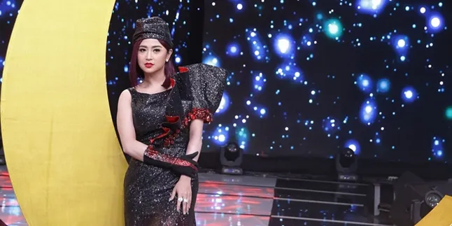 Ayahnya Sakit dan Masuk ICU, Dewi Perssik Langsung Bertolak ke Jember