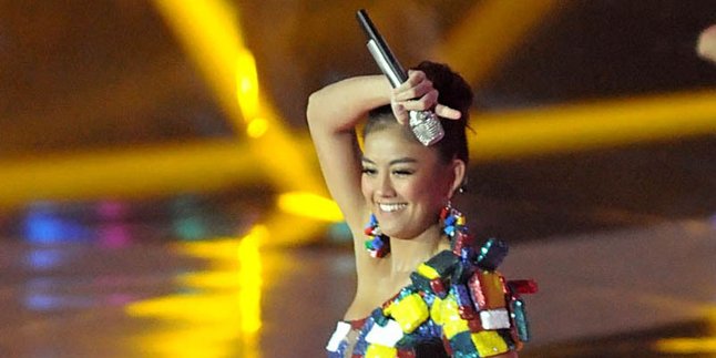 Ayo Indonesia Bisa, Agnes Monica Tampil Dengan Baju Timnas