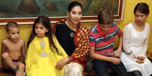 Ayu Azhari Berlakukan Jam Malam Pada Anak