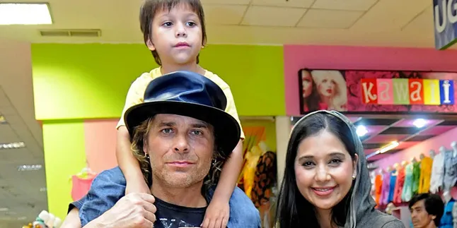 Ayu Azhari Diperiksa KPK, Mike Tramp Gelar Tur Eropa