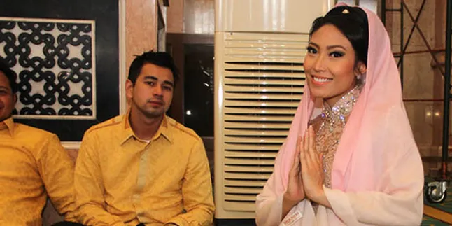 Ayu Dewi Bawakan Buku Dzikir Untuk Raffi Ahmad