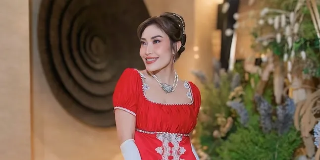 Ayu Dewi: Dari Layar Kaca hingga Rebut Jutaan Hati di TikTok, Kisah Artis Serba Bisa!