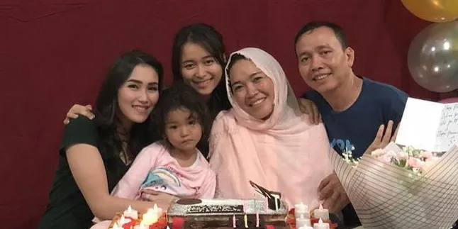 Ayu Ting Ting Beri Kejutan Ultah Untuk Ibunda Yang Sedang Sakit