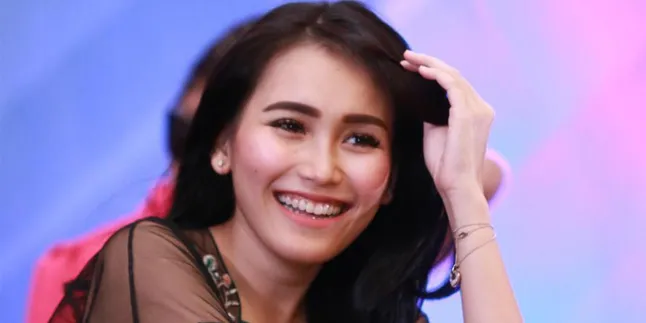 Ayu Ting Ting Foto Dengan Lengan Memar, Efek Dibanting Pejudo?