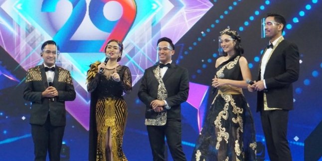 Ayu Ting Ting and Dewi Perssik Impressed and Proud to Perform at the Glittering MNCTV 29