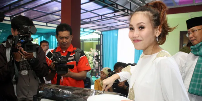 Ayu Ting Ting Ngidam Buah Kecapi dan Manggis