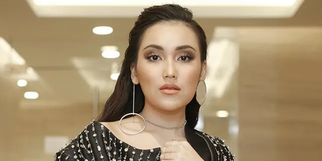 Ayu Ting Ting Pamer Cincin Berhias Bunga, Komentar Sang Ibunda Malah Bikin Netizen Heboh