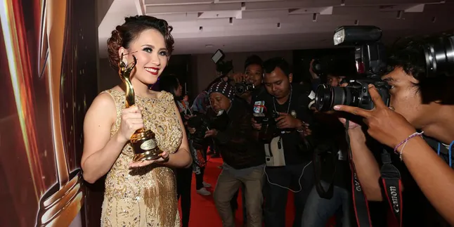 Ayu Ting Ting Persembahkan Awards Untuk Anak Ayu Ting Ting Persembahkan Awards Untuk Anak
