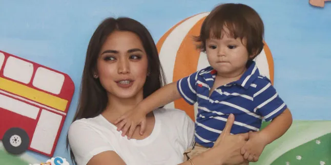 Baby El Ultah, Apa Hadiah Spesial Dari Jessica Iskandar?