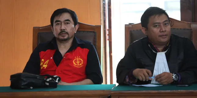 Bacakan Nota Pembelaan, Gatot Brajamusti Menangis