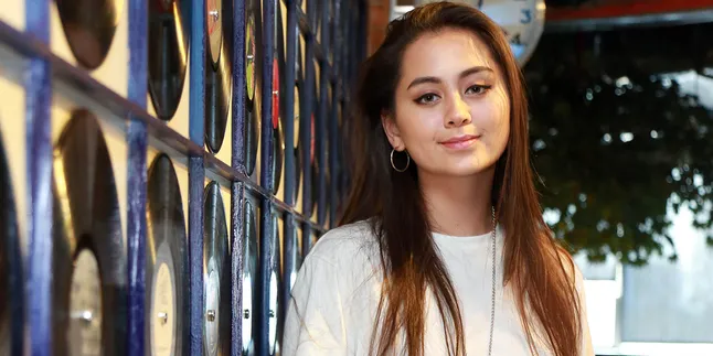 Bagaimana Jasmine Thompson Melihat Dirinya Sebagai Penyanyi dan Remaja 16 Tahun?