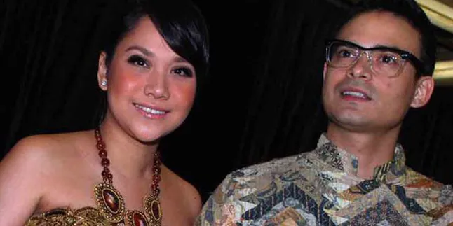 Bagi Angpau, Bunga Citra Lestari Baru Siap Amplop Unik