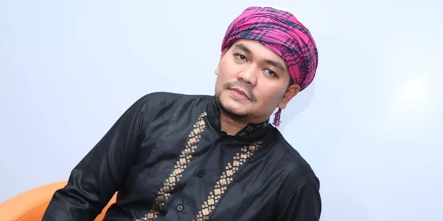 Bagi-Bagi THR & Silaturahmi Jadi Tradisi Lebaran Keluarga Indra Bekti