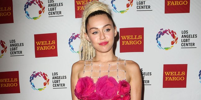 Bagian Pribadi Miley Cyrus Disentuh Fans Saat Manggung