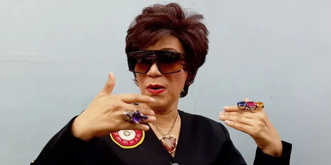 Bagikan 600 Baju Miliknya, Dorce Gamalama: Saya Takut Dihisab Nanti