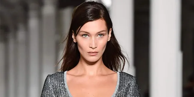 Bahagia Balikan, Bella Hadid & The Weeknd Gandengan Mesra di Depan Publik Bahagia Balikan, Bella Hadid & The Weeknd Gandengan Mesra di Depan Publik