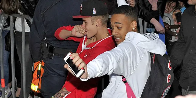Bahagia, Justin Bieber Menari Saat Menuju Bis Tur
