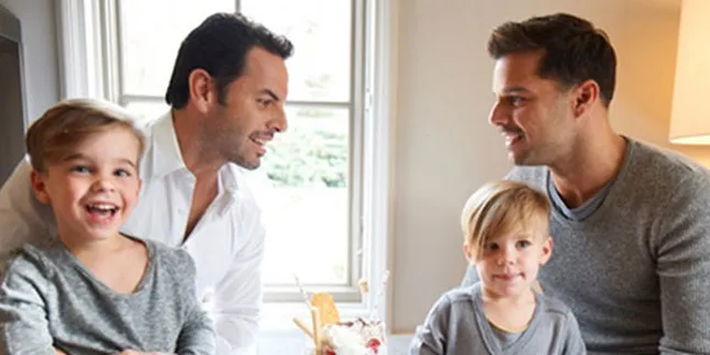 Bahagianya Ricky Martin Saat Jalan-Jalan Bersama Si Kembar