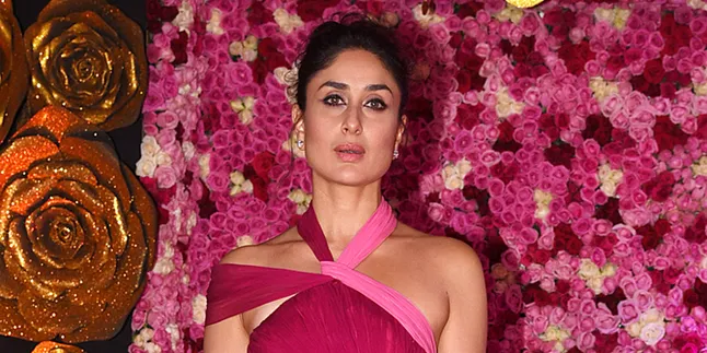 Baik Hati, Kareena Kapoor Temui Fans di Pinggir Jalan dan Terima Kado Ultah